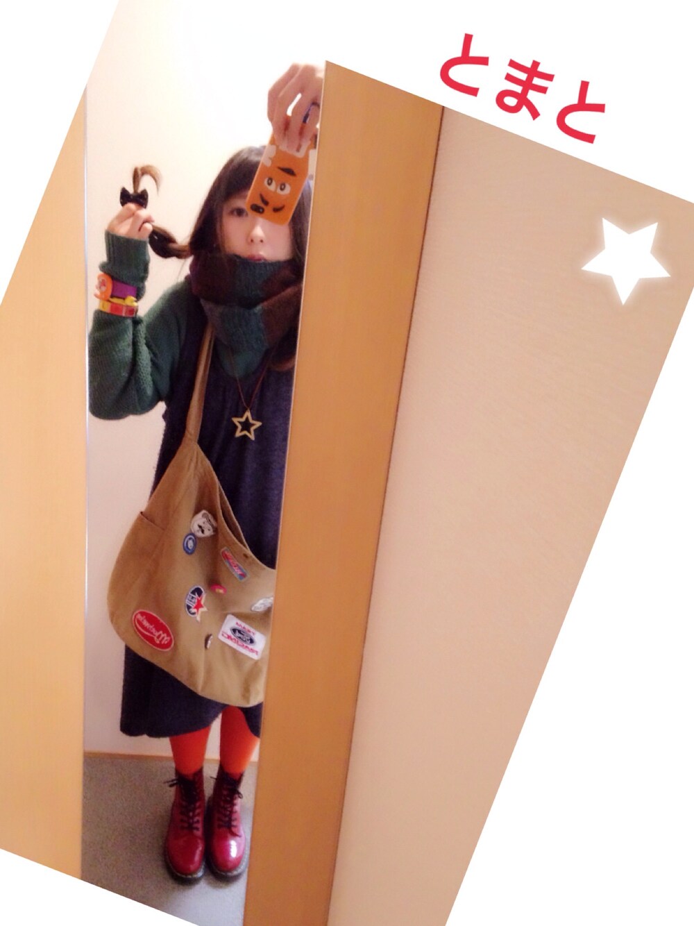 「カラータイツ、さむい、チチカカ、Dr.Martens、マフラーぐるぐる、みつあみ、派手神祭り、ハロウィン」｜「Dr. Martensのアイテム（ブーツ、レッド系）」を使った、とまとさん（レディース・158cm）の秋コーディネートの1枚目の写真
