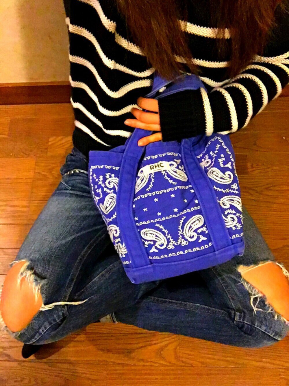 「denim、休日スタイル、ダメージデニムパンツ、オトナカジュアル、Ron Herman、ベアフットドリームス、ロンハーマン、トートバッグ、デニム」｜「ロンハーマンのアイテム（トートバッグ、ブルー系）」を使った、ぴぴぴさん（レディース・151cm）の春コーディネートの1枚目の写真