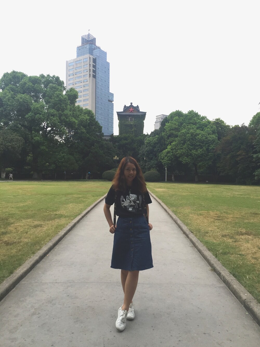 「nanjing、summer、TRIP」｜「chocoolateのアイテム（Tシャツ/カットソー、ブラック系）」を使った、Thomas的照相机さん（レディース・160cm）の秋コーディネートの1枚目の写真