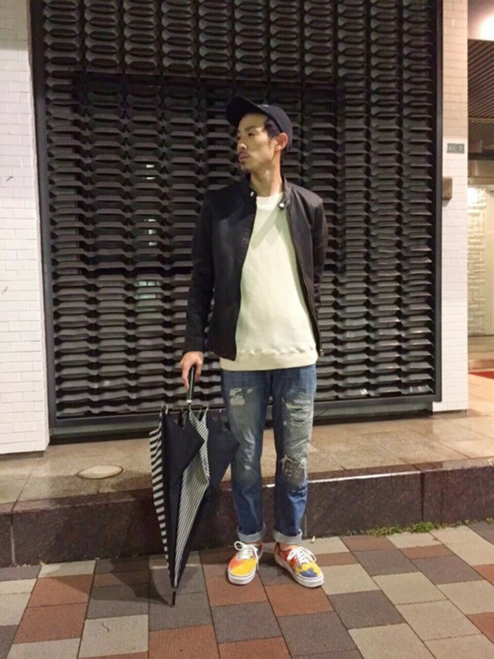 「VANS、レザー、傘、雨、サーマル、シングルレザーライダース」｜「MORGAN HOMMEのシープシングルライダース/レザーブルゾン（ライダースジャケット、ブラック系）」を使った、tsuru0913さん（メンズ・169cm）の秋コーディネートの1枚目の写真