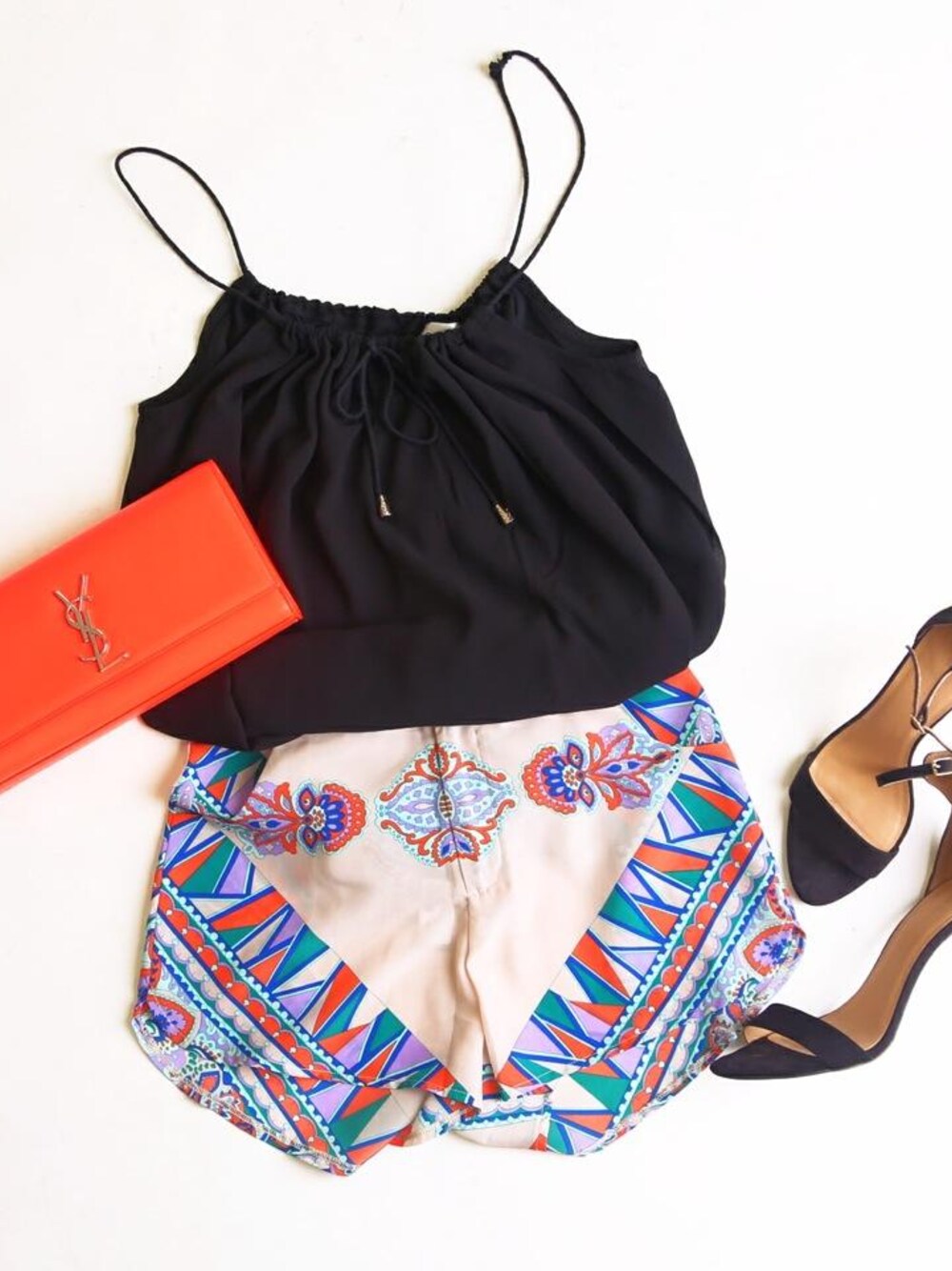 ブラック系のタンクトップ、その他のその他パンツ、オレンジ系のクラッチバッグを着用したレディースの夏コーディネートの1枚目の写真