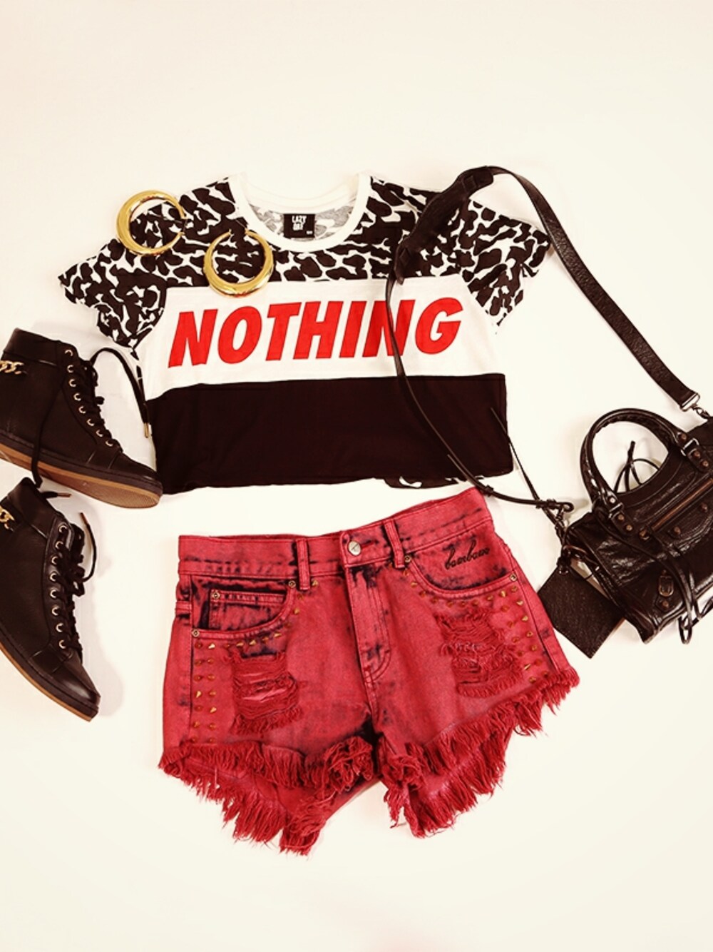 レッド系のデニムパンツ、ブラック系のトートバッグを着用したレディースの夏コーディネートの1枚目の写真