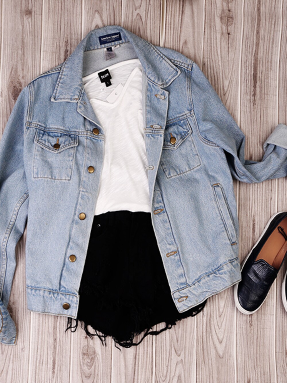 ホワイト系のTシャツ/カットソー、ブラック系のデニムパンツを着用したレディースの夏コーディネートの1枚目の写真