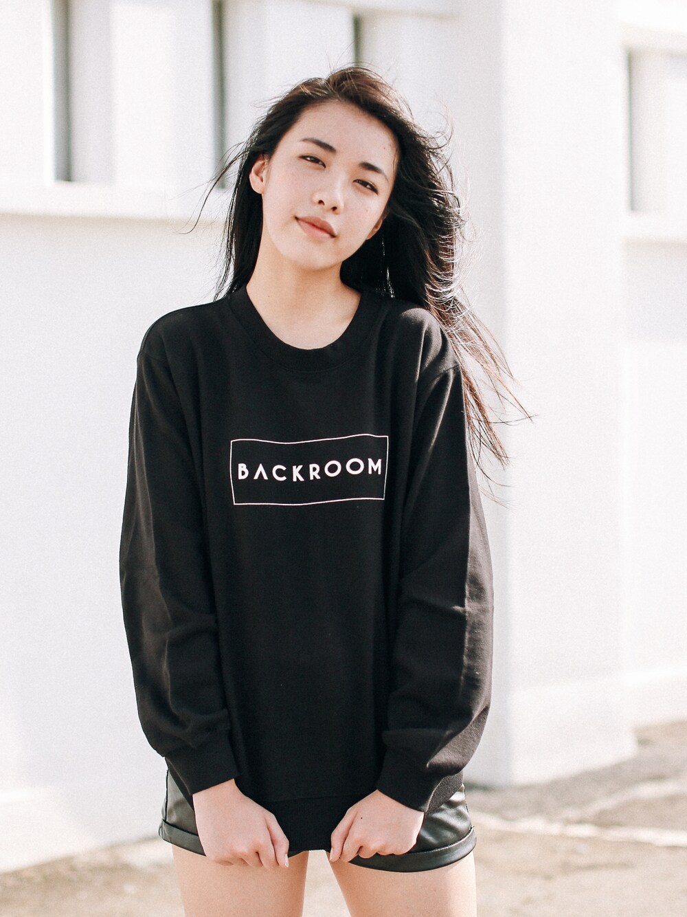 ブラック系のスウェットを着用したレディースの秋コーディネートの1枚目の写真