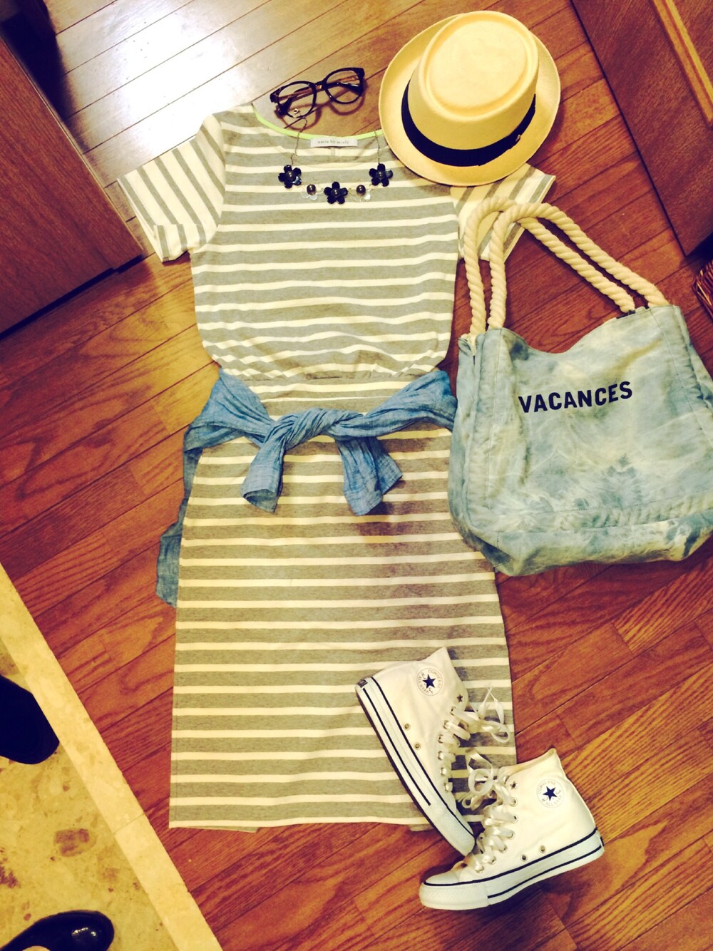 「UNIQLO、converse、デニムシャツ、お団子ヘアー、柄ワンピース、ドッキングワンピ、カンカン帽、SMADDY、WEARBOOKエントリー」｜「SMADDYのボーダータイトワンピース（ワンピース、グレー系）」を使った、ちほさん（レディース・150cm）の夏コーディネートの1枚目の写真