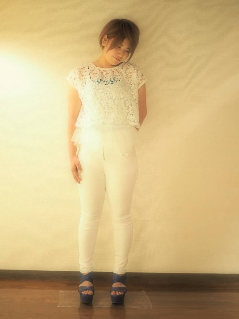 「EMODAのアイテム（その他パンツ、ホワイト系）」を使った、渡辺 奈緒美さん（レディース・154cm）の夏コーディネートの1枚目の写真