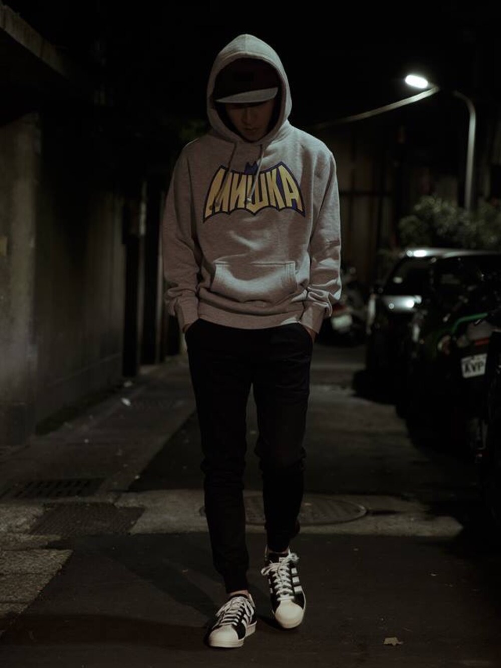 「mishka、PUBLISH、adidas」｜「MISHKAのアイテム（パーカー、グレー系）」を使った、SunnySashaSunさん（メンズ・175cm）の秋コーディネートの1枚目の写真