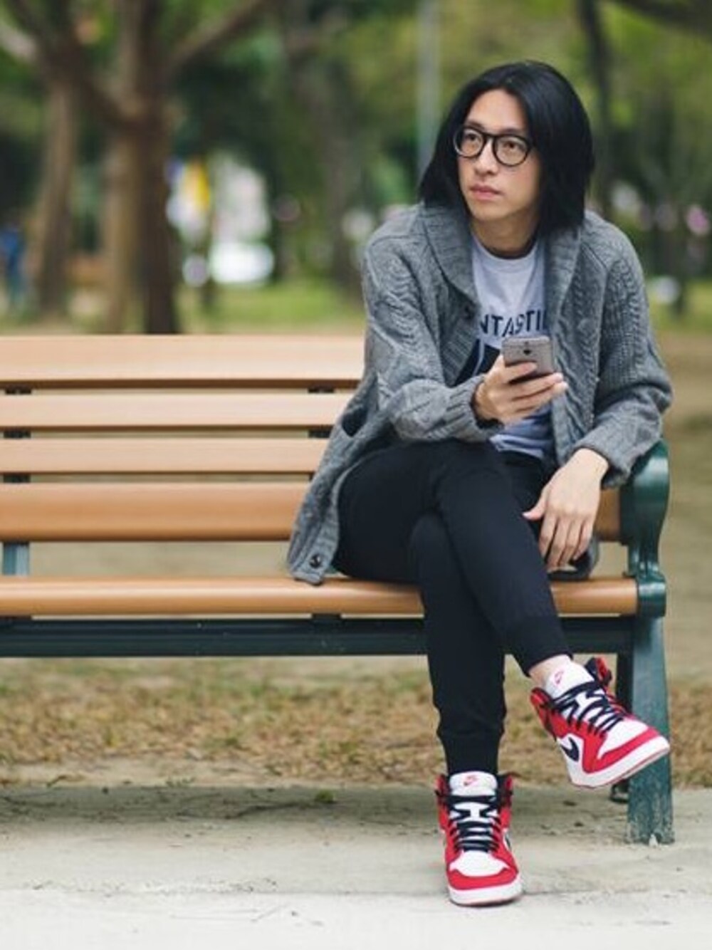 「undefeated、PUBLISH、NIKE、AIR JORDAN、aj1、HTC」｜「UNDEFEATED のアイテム（Tシャツ/カットソー、グレー系）」を使った、SunnySashaSunさん（メンズ・175cm）の秋コーディネートの1枚目の写真