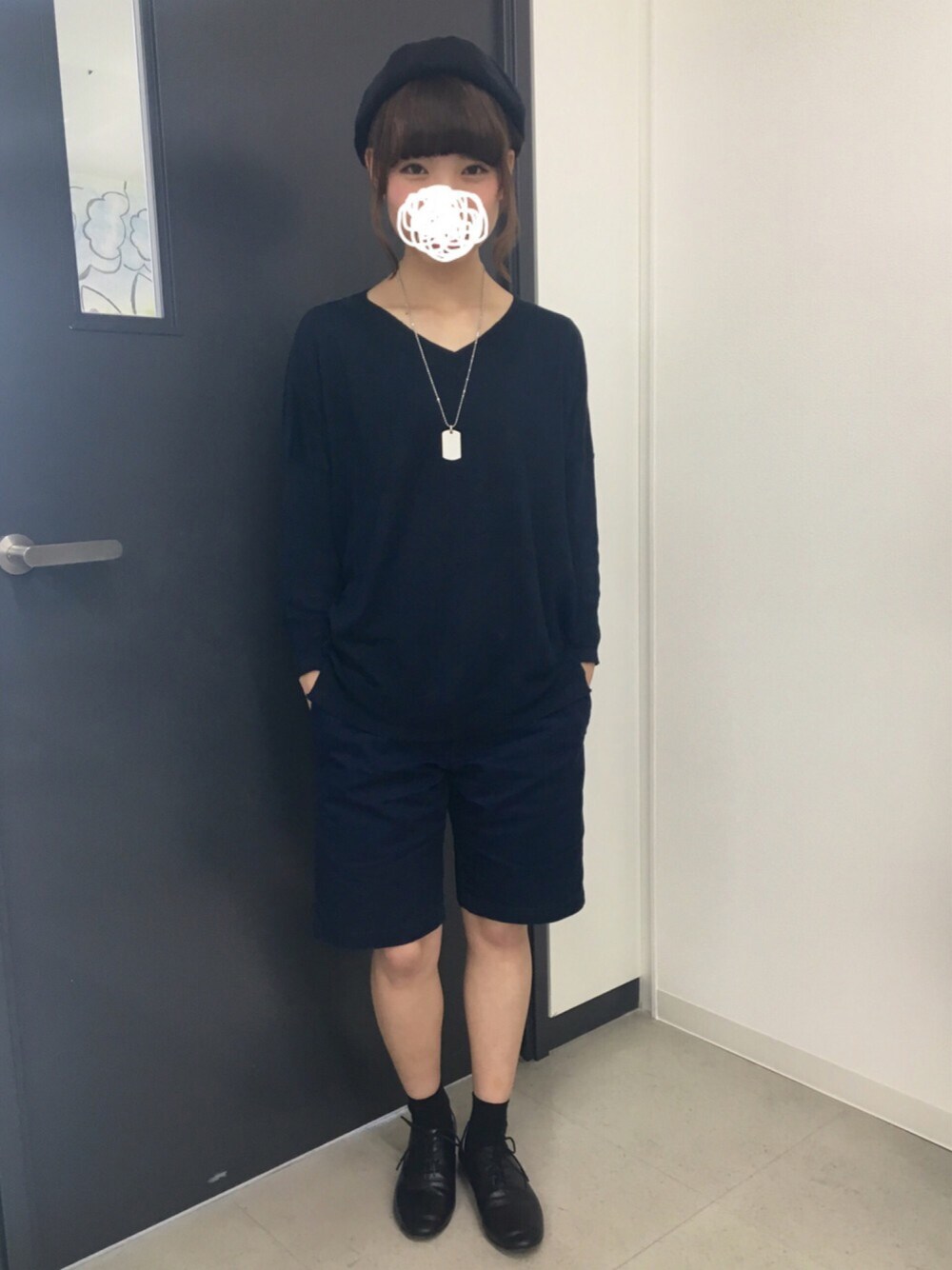 ブルー系のカーディガン/ボレロ、ブルー系のパンツ、ブラック系のシューズを着用したレディースの春コーディネートの1枚目の写真