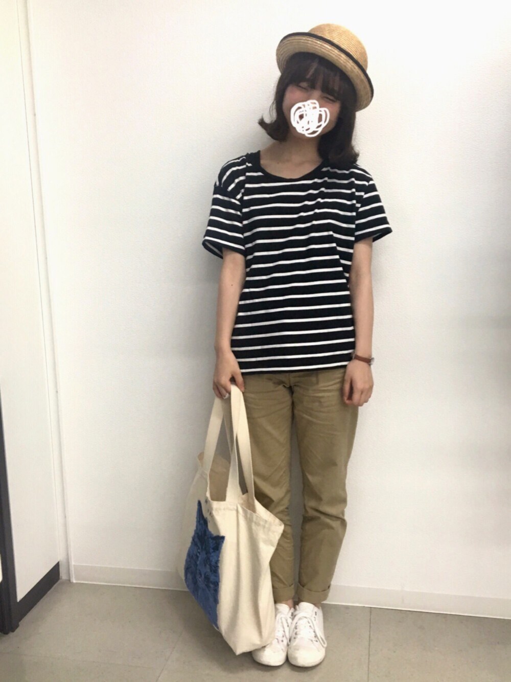 ブラック系のTシャツ/カットソー、ベージュ系のチノパンツ、ホワイト系のスニーカーを着用したレディースの夏コーディネートの1枚目の写真