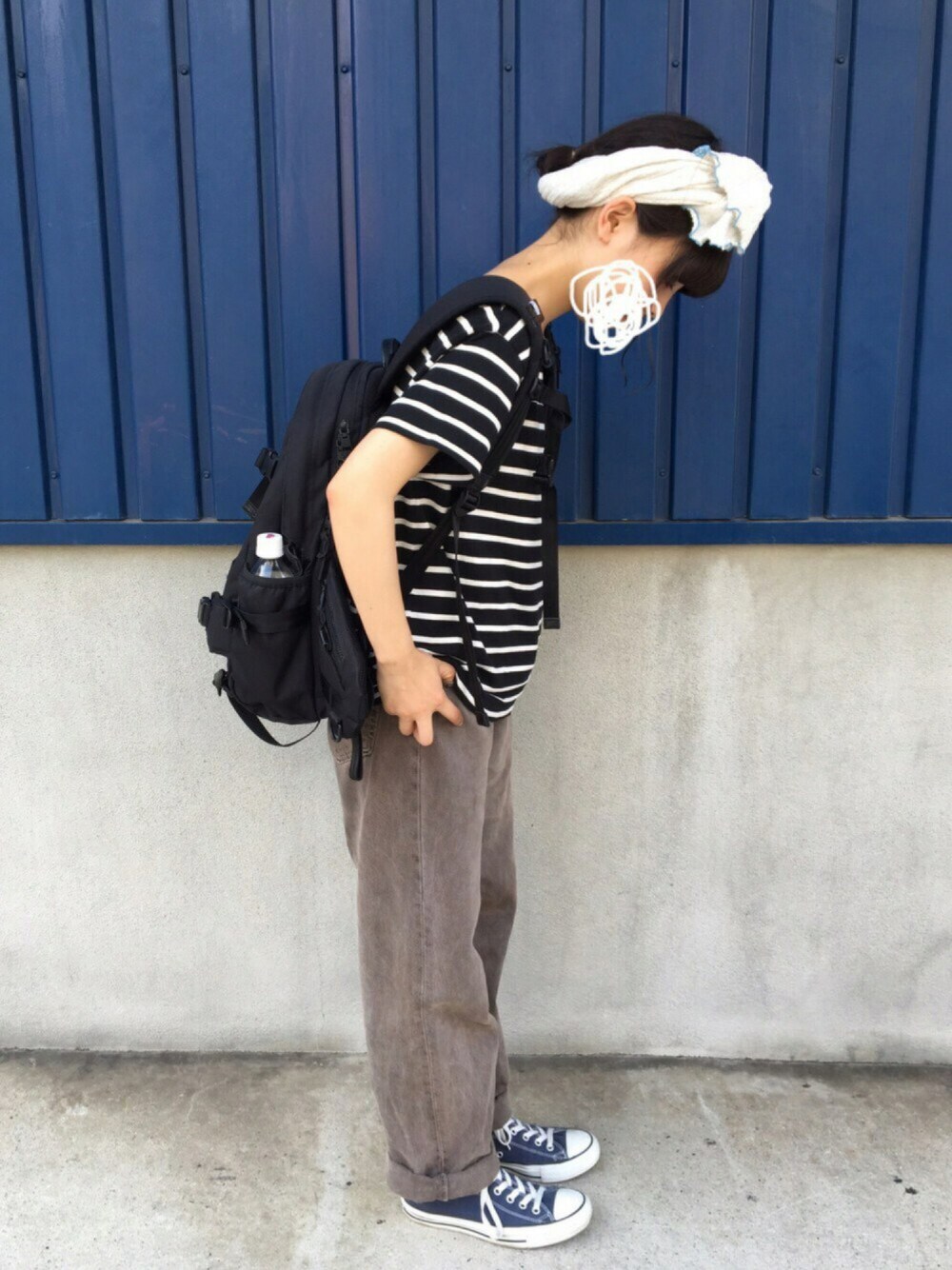 ブラック系のTシャツ/カットソー、ブラウン系のその他パンツ、ブルー系のスニーカーを着用したレディースの夏コーディネートの1枚目の写真