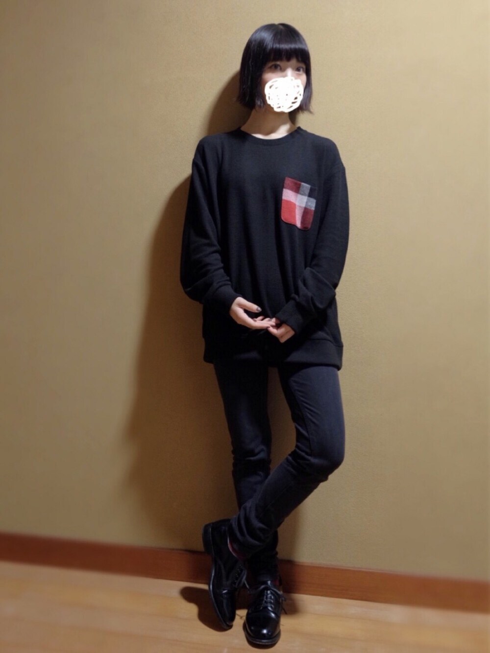 ブラック系のTシャツ/カットソー、ブラック系のその他シューズ、レッド系のソックス/靴下を着用したレディースの秋コーディネートの1枚目の写真