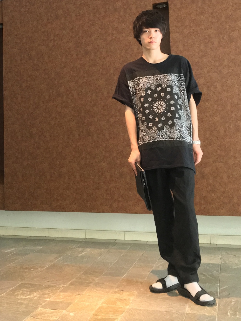 「Tシャツ、ビッグシルエット、夏、ブラック、サンダル」｜「unrelaxingのUR-89 ビッグシルエットドロップショルダーバンダナドッキングTシャツ（Tシャツ/カットソー、ブラック系）」を使った、てし。さん（メンズ・177cm）の夏コーディネートの1枚目の写真