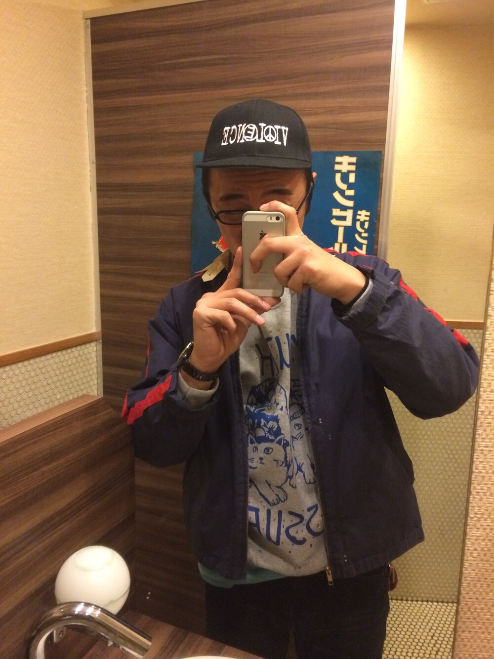 「VIOLENCE Snapback(Wartime Collective)（キャップ、ブラック系）」を使った、クリスさん（メンズ・175cm）の春コーディネートの1枚目の写真