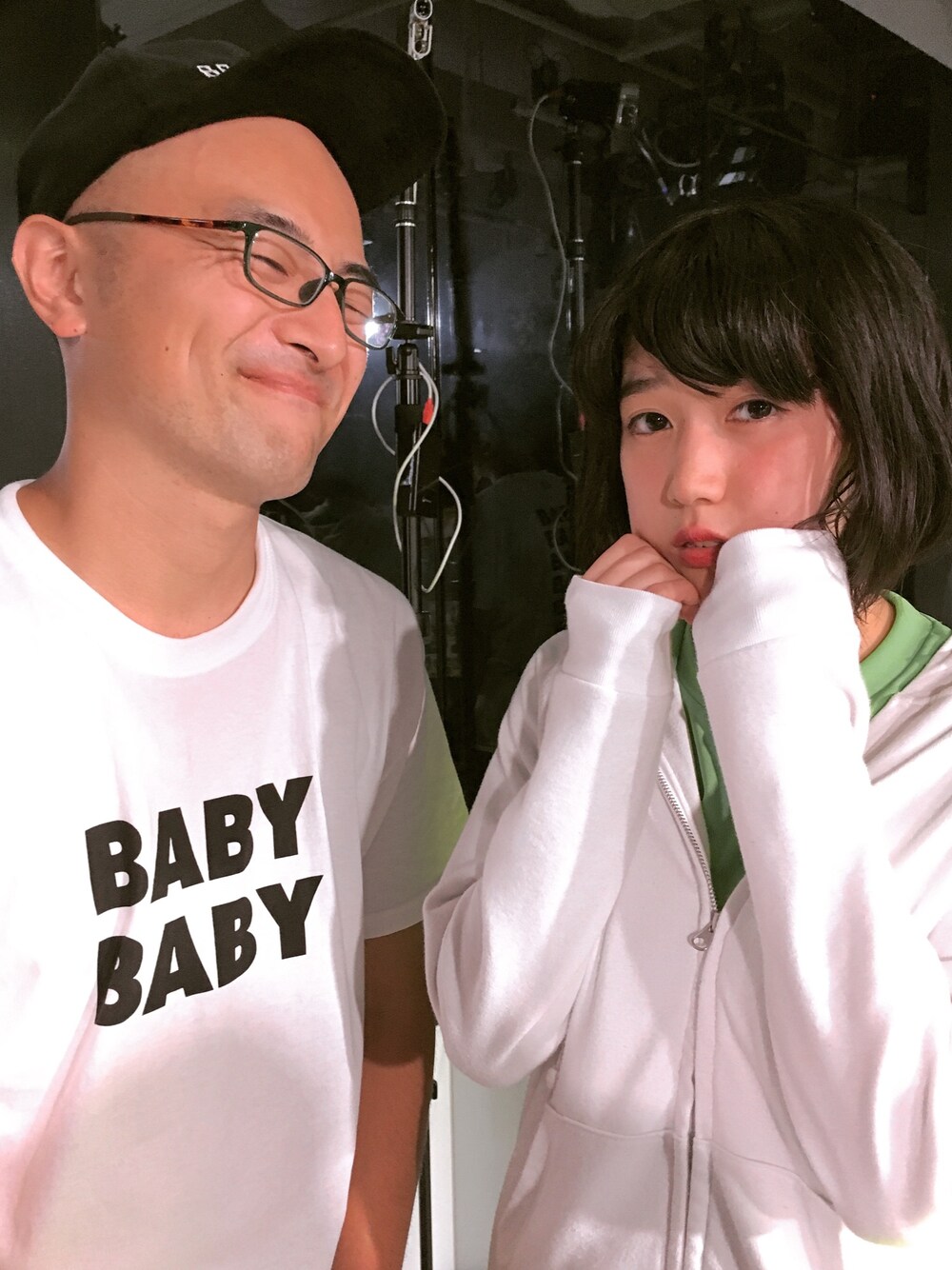 「銀杏BOYZのアイテム（Tシャツ/カットソー、ホワイト系）」を使った、クリスさん（メンズ・175cm）の夏コーディネートの1枚目の写真