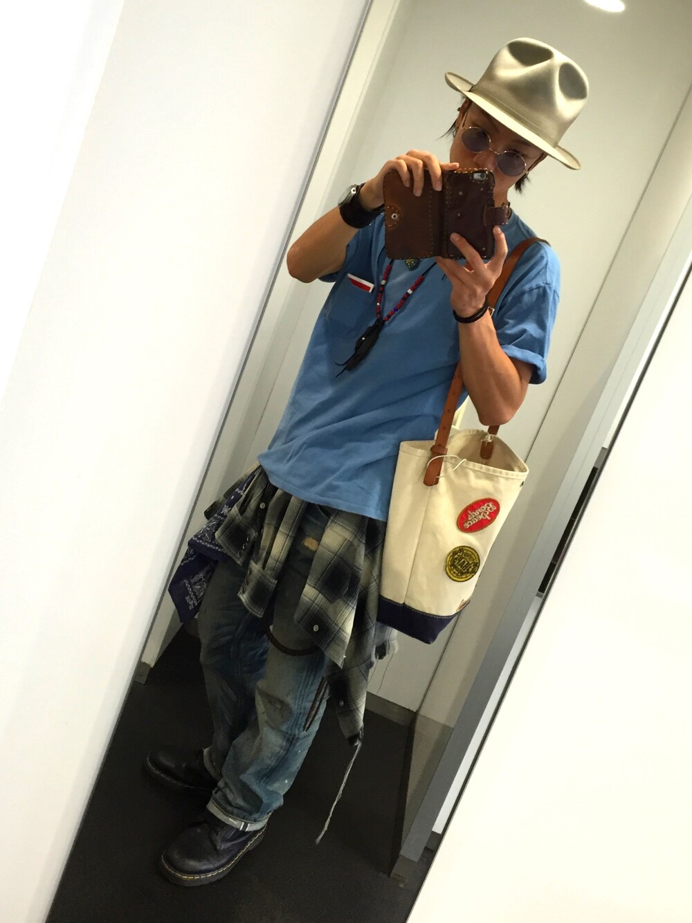 「カジュアル、ラフ、rrl、アメカジ、UNUSED、インディゴ、ハット、オトナカジュアル、デニム、Dr.Martens」｜「UNUSEDのロールアップスリーブポケットTシャツ（Tシャツ/カットソー、ブルー系）」を使った、Jackさん（メンズ・171cm）の秋コーディネートの1枚目の写真