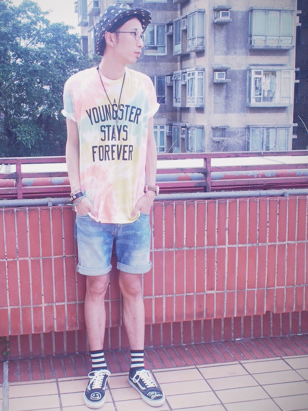 「#dyed #buckethat #shorts」｜「VANSのアイテム（スニーカー、ブラック系）」を使った、karrさん（メンズ・180cm）の夏コーディネートの1枚目の写真