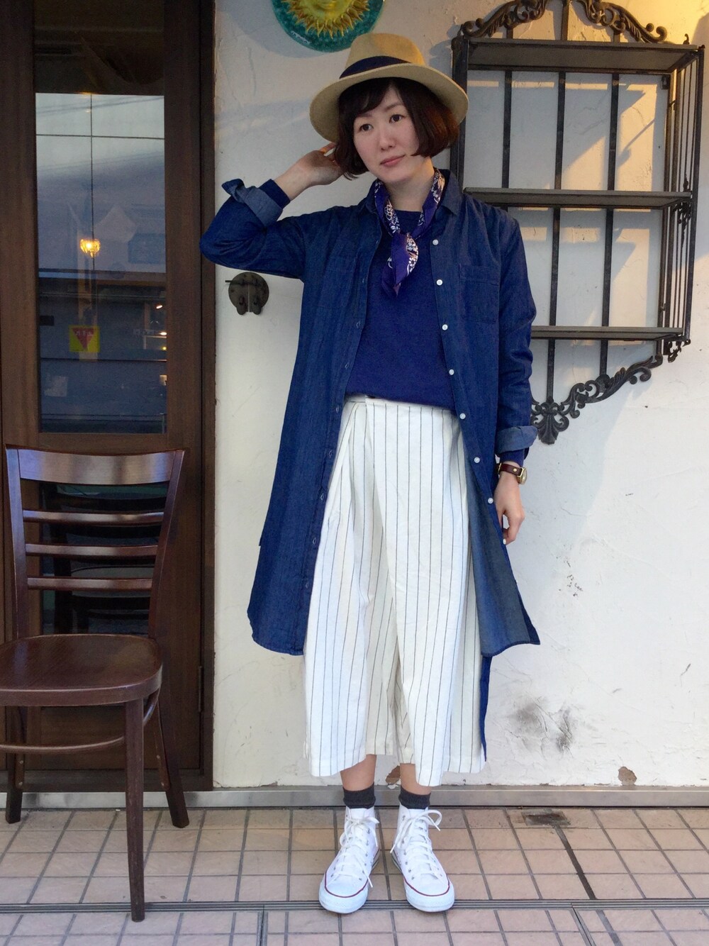 「カジュアルコーデ、スニーカー、春、はるコーデ、white、オトナカジュアル、シャツワンピ、バンダナ、コンバース、ワイドパンツ」｜「LBCのデニムリボン中折れハット（ハット、ベージュ系）」を使った、sakuさん（レディース・164cm）の冬コーディネートの1枚目の写真