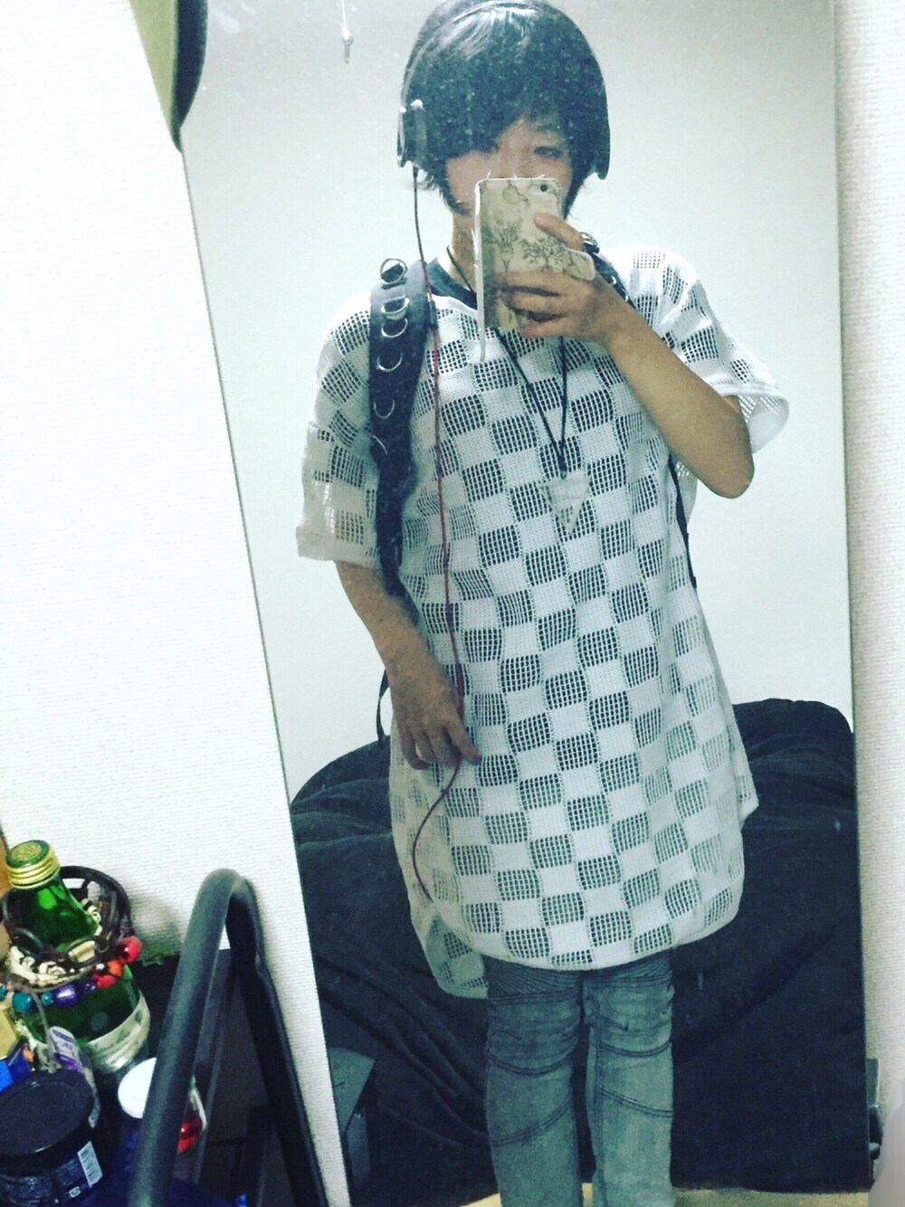 グレー系のその他パンツ、ホワイト系のトップス、ブラック系のバックパック/リュックを着用したレディースの夏コーディネートの1枚目の写真