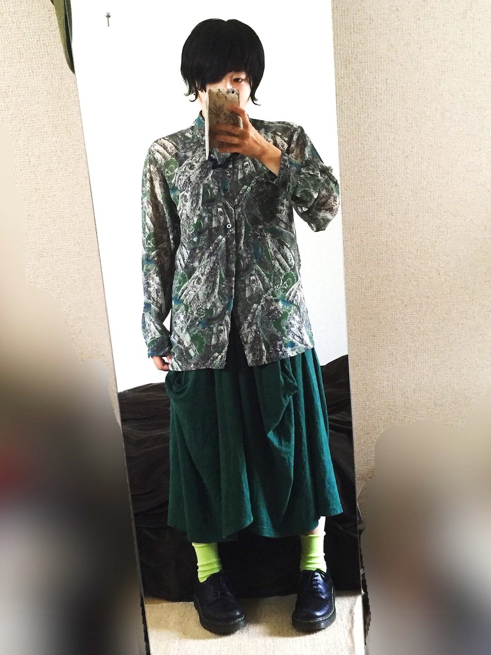 ブラック系のその他シューズ、グリーン系のパンツ、グリーン系のシャツ/ブラウスを着用したレディースの夏コーディネートの1枚目の写真