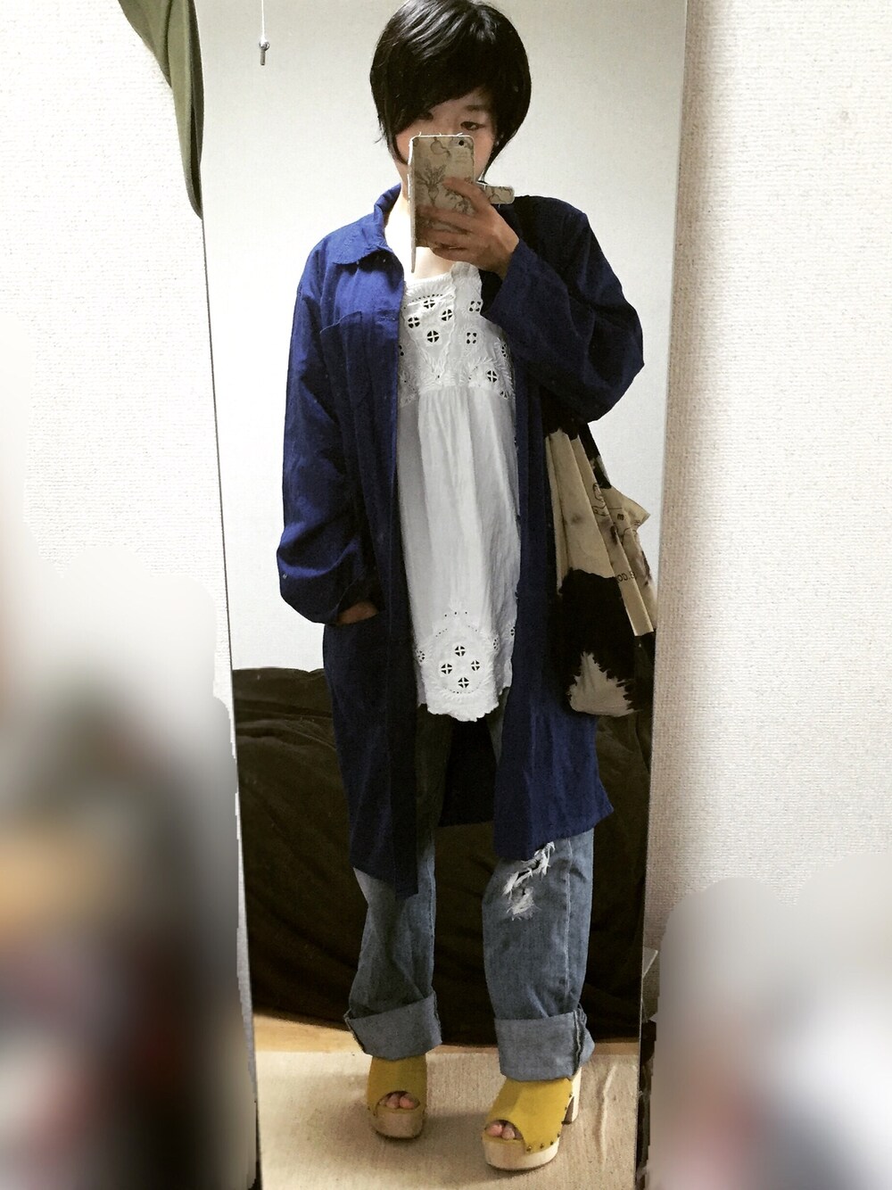 ブルー系のデニムパンツ、ブルー系のステンカラーコート、ホワイト系のチュニックを着用したレディースの夏コーディネートの1枚目の写真
