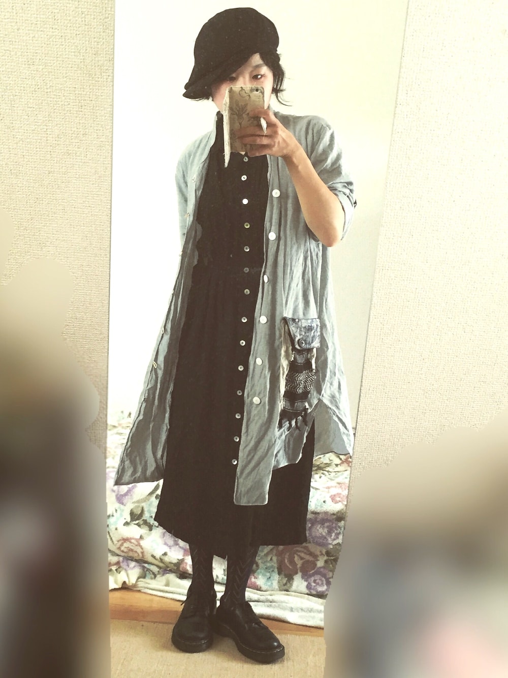 ブラック系のその他シューズ、ブラック系のワンピース、グレー系のトップスを着用したレディースの夏コーディネートの1枚目の写真