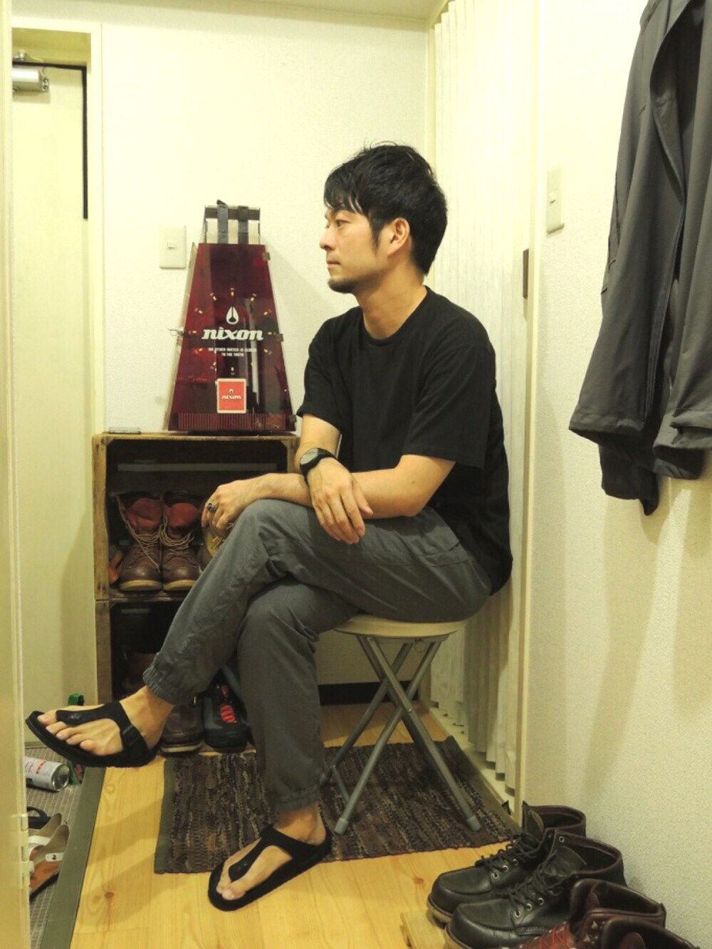 ブラック系のTシャツ/カットソー、グレー系のその他パンツ、ブラック系のサンダルを着用したメンズの夏コーディネートの1枚目の写真