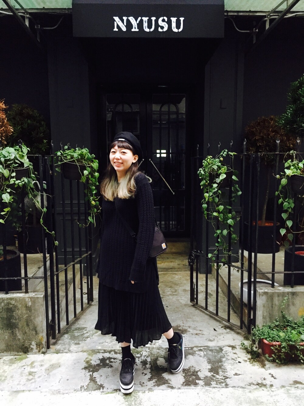 「platform shoes、yru、outfit、black、beret、simple、pure」｜「GUのアイテム（ニット/セーター、ブラック系）」を使った、cocoさん（レディース・163cm）の秋コーディネートの1枚目の写真