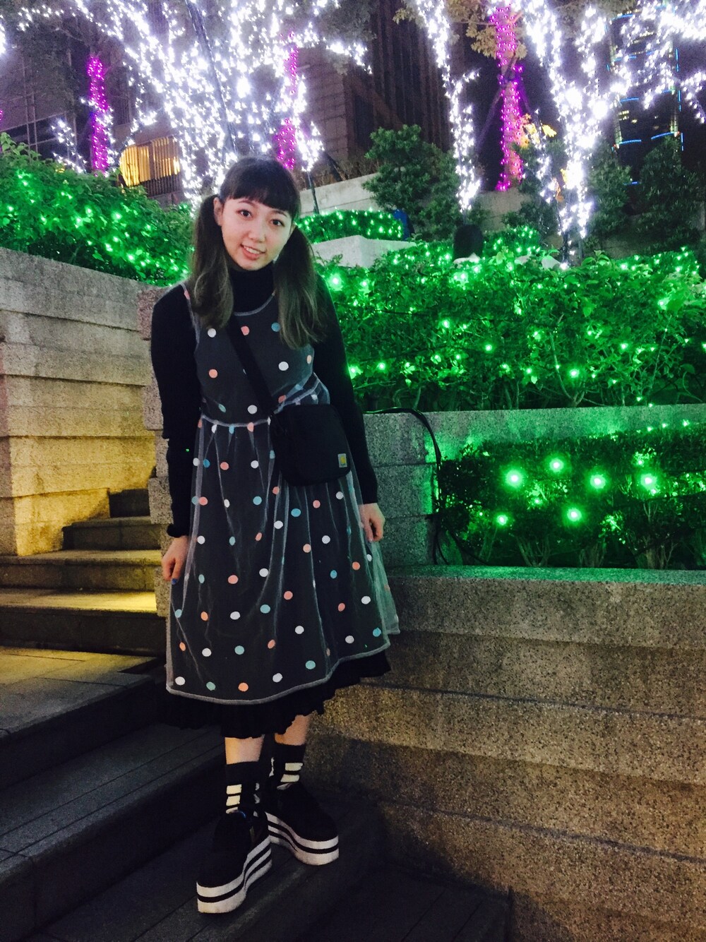 「ootd、outfit、paishop、dot、水玉」｜「Carharttのアイテム（ショルダーバッグ、ブラック系）」を使った、cocoさん（レディース・163cm）の秋コーディネートの1枚目の写真