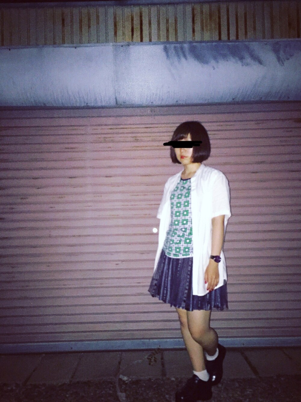 その他のタンクトップ、ホワイト系のシャツ/ブラウス、ブラック系のシューズを着用したレディースの秋コーディネートの1枚目の写真