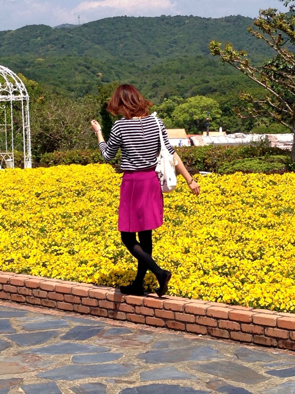 その他のTシャツ/カットソー、ピンク系のスカート、ブラック系のバレエシューズを着用したレディースの冬コーディネートの1枚目の写真