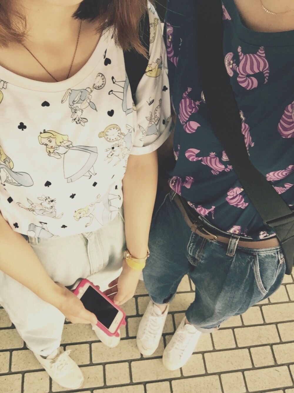 「パンツスタイル、カジュアルコーデ、ディズニーコーデ、ディズニーシー、ディズニーTシャツ」｜「UNIQLOのアイテム（Tシャツ/カットソー、ブルー系）」を使った、taさん（レディース・163cm）の夏コーディネートの1枚目の写真