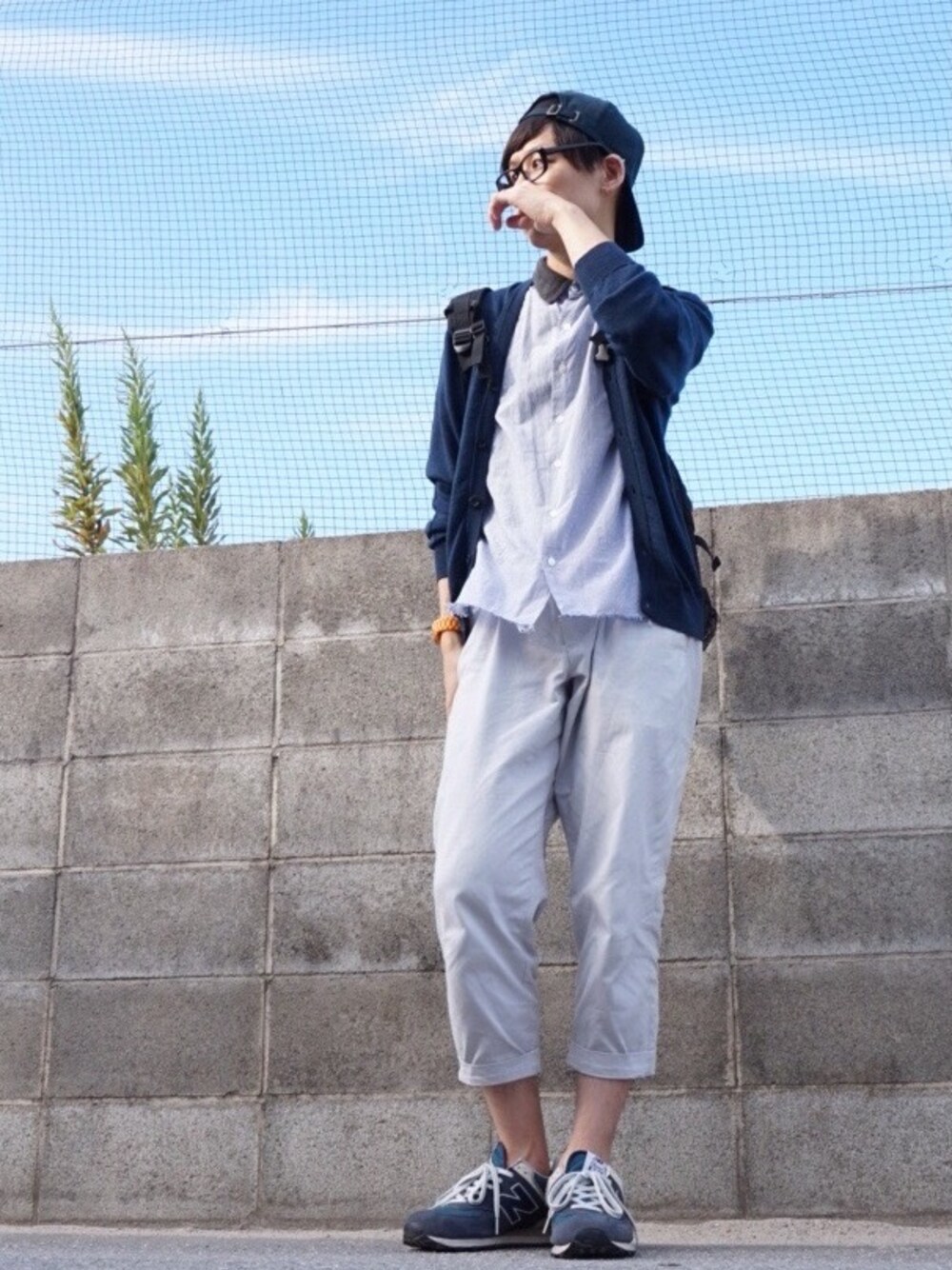 「青いカーディガン、切り替えシャツ、クレリックシャツ、キャップ、クロップドパンツ、黒縁メガネ、青ニット」｜「MARTIN MARGIELAのカーディガン（カーディガン/ボレロ、ブルー系）」を使った、yuさん（メンズ・177cm）の秋コーディネートの1枚目の写真
