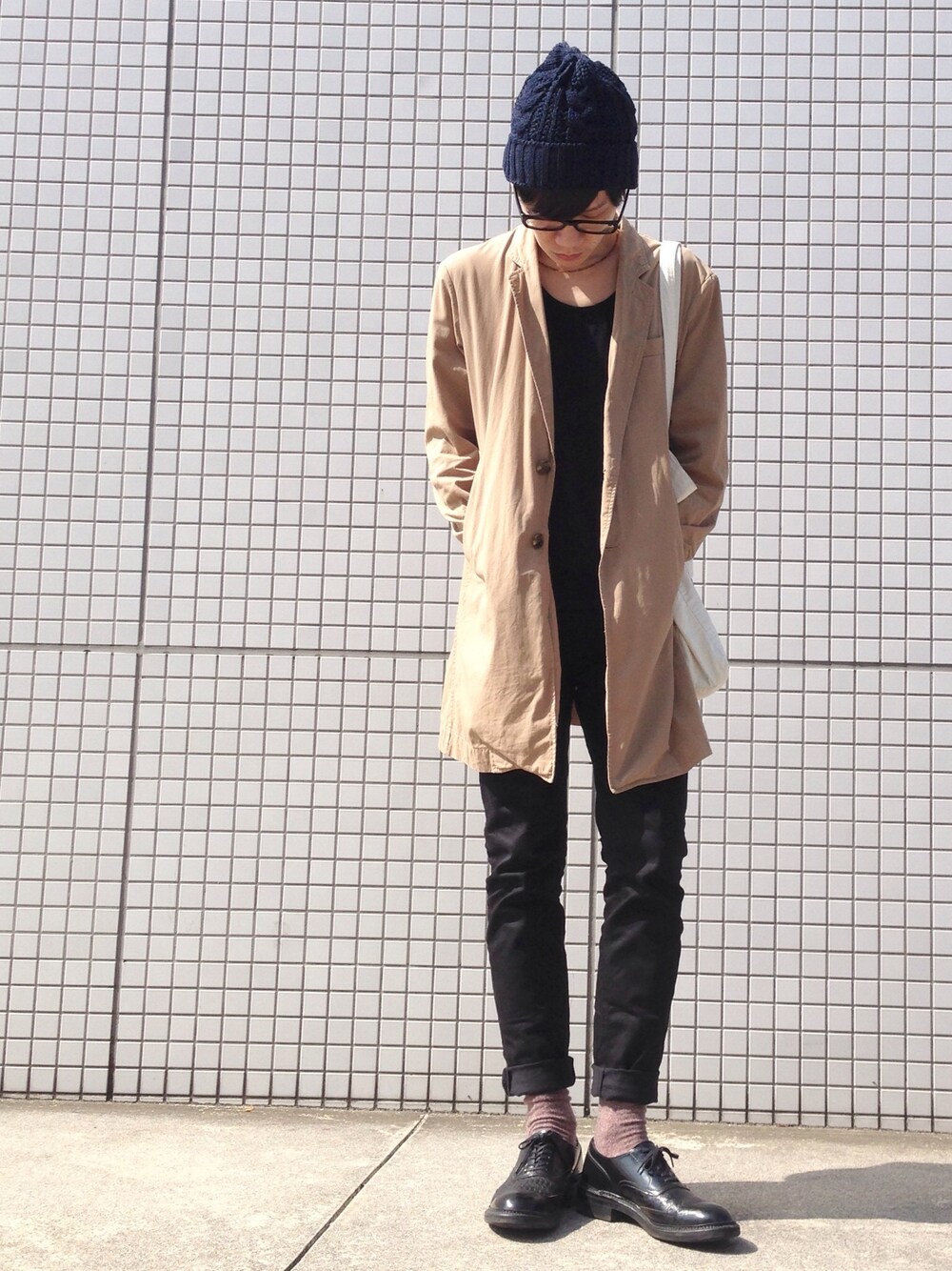 「ショップコート、ハイソックス、革靴、ロールアップ、黒縁メガネ」｜「THREE BLIND MICEのアイテム（その他アウター、ベージュ系）」を使った、yuさん（メンズ・177cm）の秋コーディネートの1枚目の写真