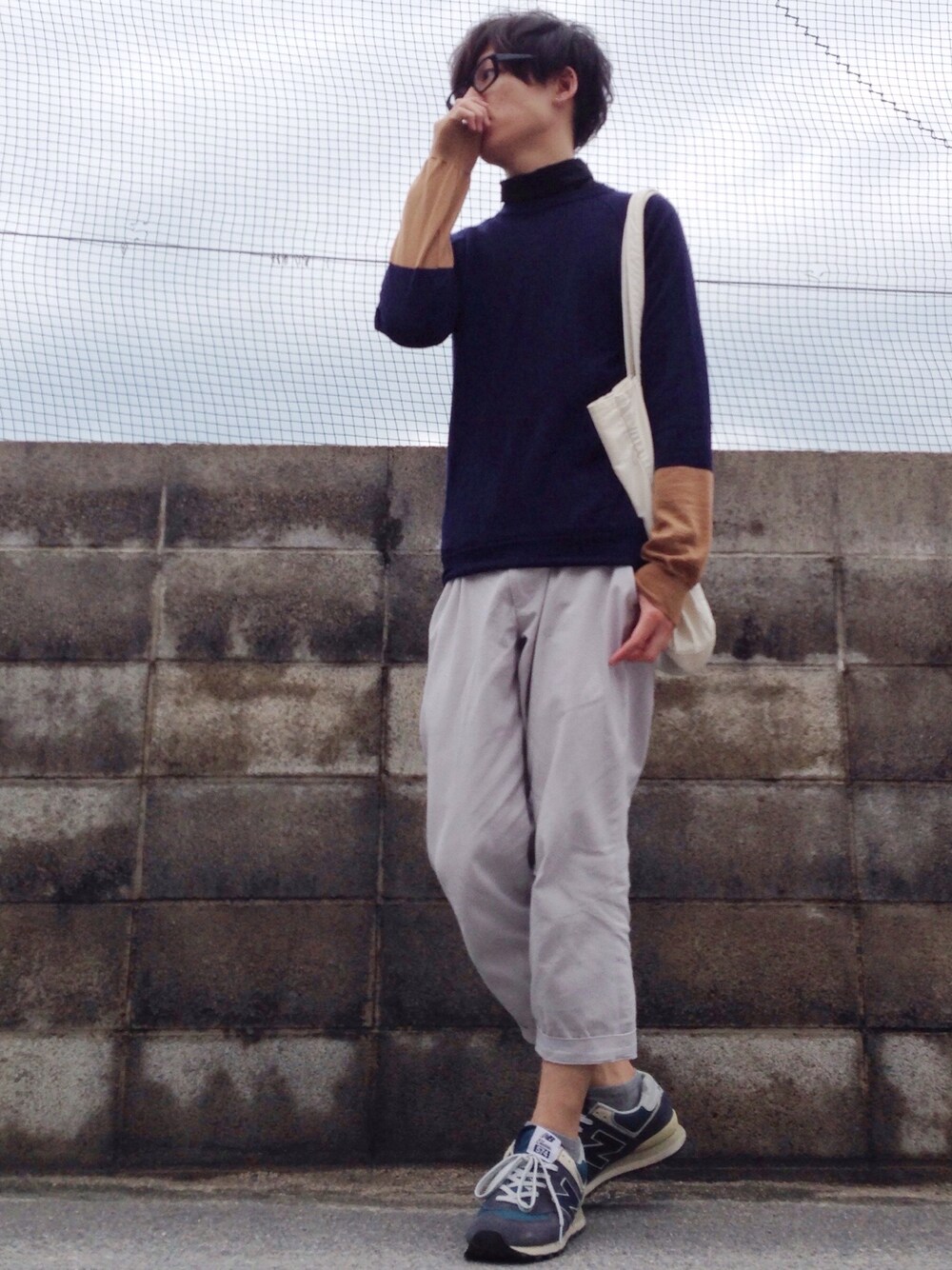 「ニット、タートルネック、クロップドパンツ、からし色、黒タートルネック」｜「CHRISTIAN DADAのSleeve Exchange Knit（ニット/セーター、ブルー系）」を使った、yuさん（メンズ・177cm）の秋コーディネートの1枚目の写真