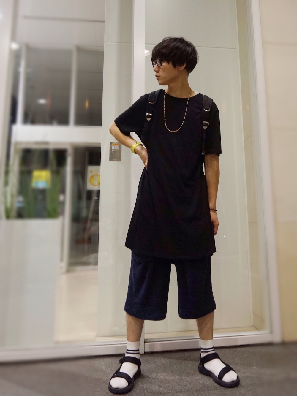 「夏、サンダル、ティーシャツ、ロングTシャツ、オーバーサイズ、スポーツミックス、夏コーデ、シンプル、ビッグシルエット」｜「TevaのTeva/テバ・テヴァ/Hurricane XLT M（サンダル、ブラック系）」を使った、yuさん（メンズ・177cm）の夏コーディネートの1枚目の写真