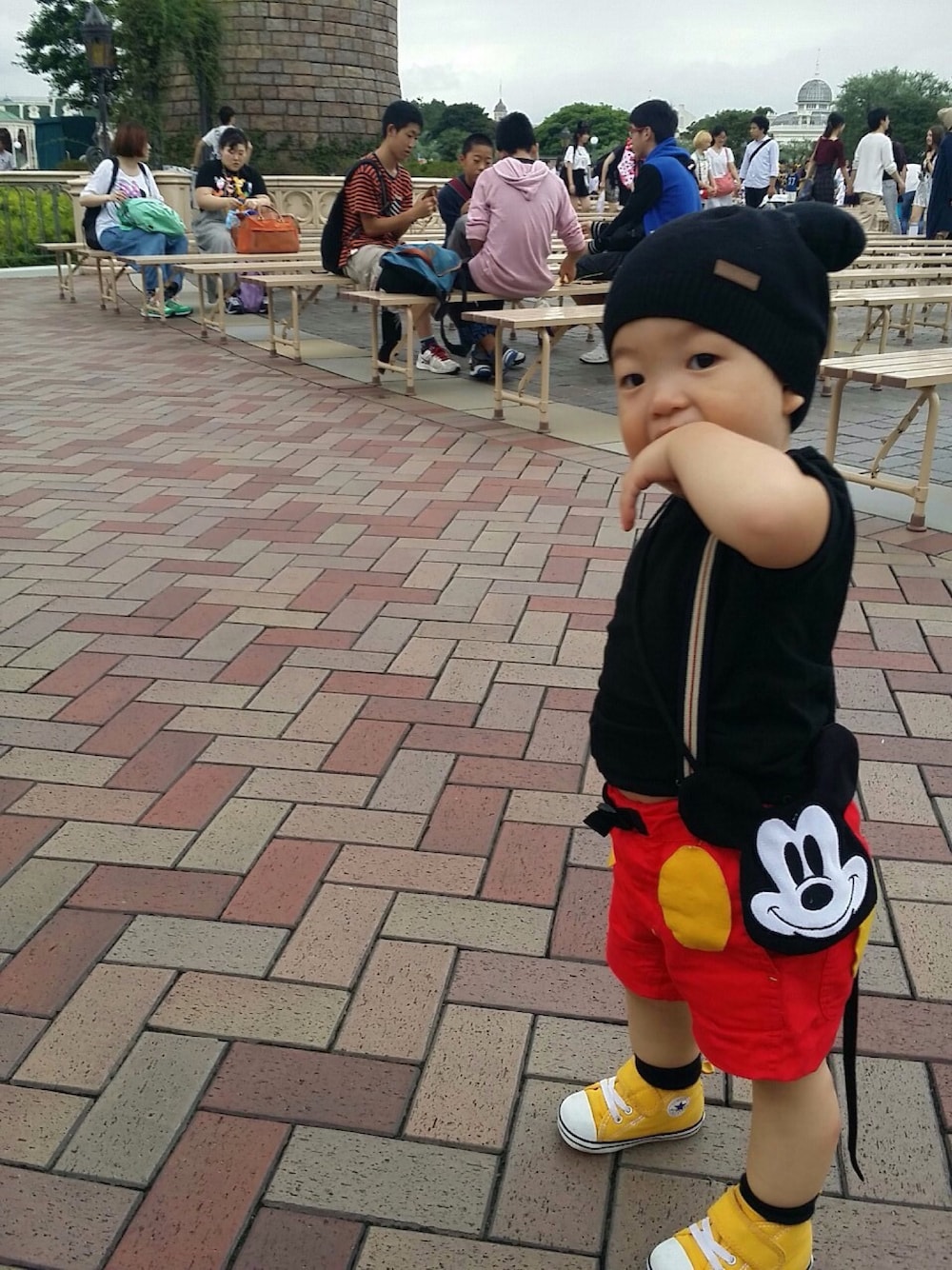 「ディズニー、ディズニーコーデ、ディズニーランド、子供服、カスタム、baby、kids、おとこのこ、手作り、リメイク」｜「CONVERSEのアイテム（スニーカー、イエロー系）」を使った、KYAROさん（メンズ・80cm）の秋コーディネートの1枚目の写真