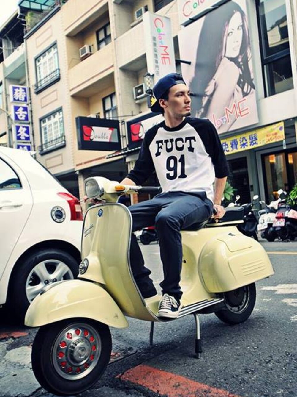 「vintage、converse、Taiwan、hat、FUCT、FUCT SSDD、Japan、vespa、kaohsiung、 undergarden」｜「fuctのFUCT SSDD DRAG CHAMPIONS CAP（キャップ、ブルー系）」を使った、陳星申易さん（メンズ・179cm）の春コーディネートの1枚目の写真