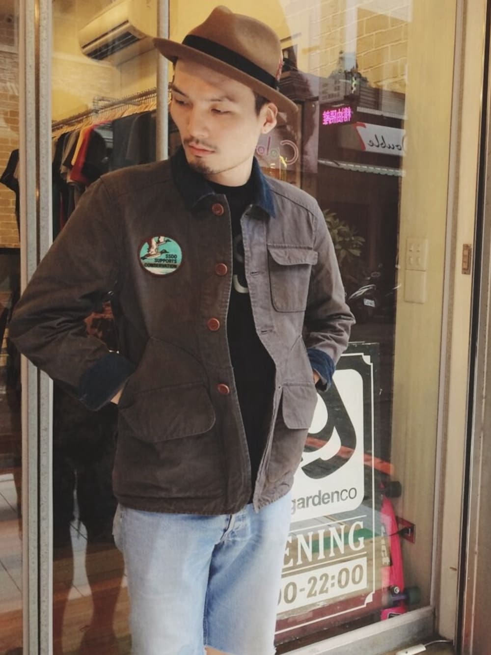 「denim、Taiwan、hat、brixton、 Levi's、FUCT、FUCT SSDD、lesstaiwan、kaohsiung、undergarden 」｜「Dr. MartensのDr. Martens（ブーツ、ブラック系）」を使った、陳星申易さん（メンズ・179cm）の夏コーディネートの1枚目の写真