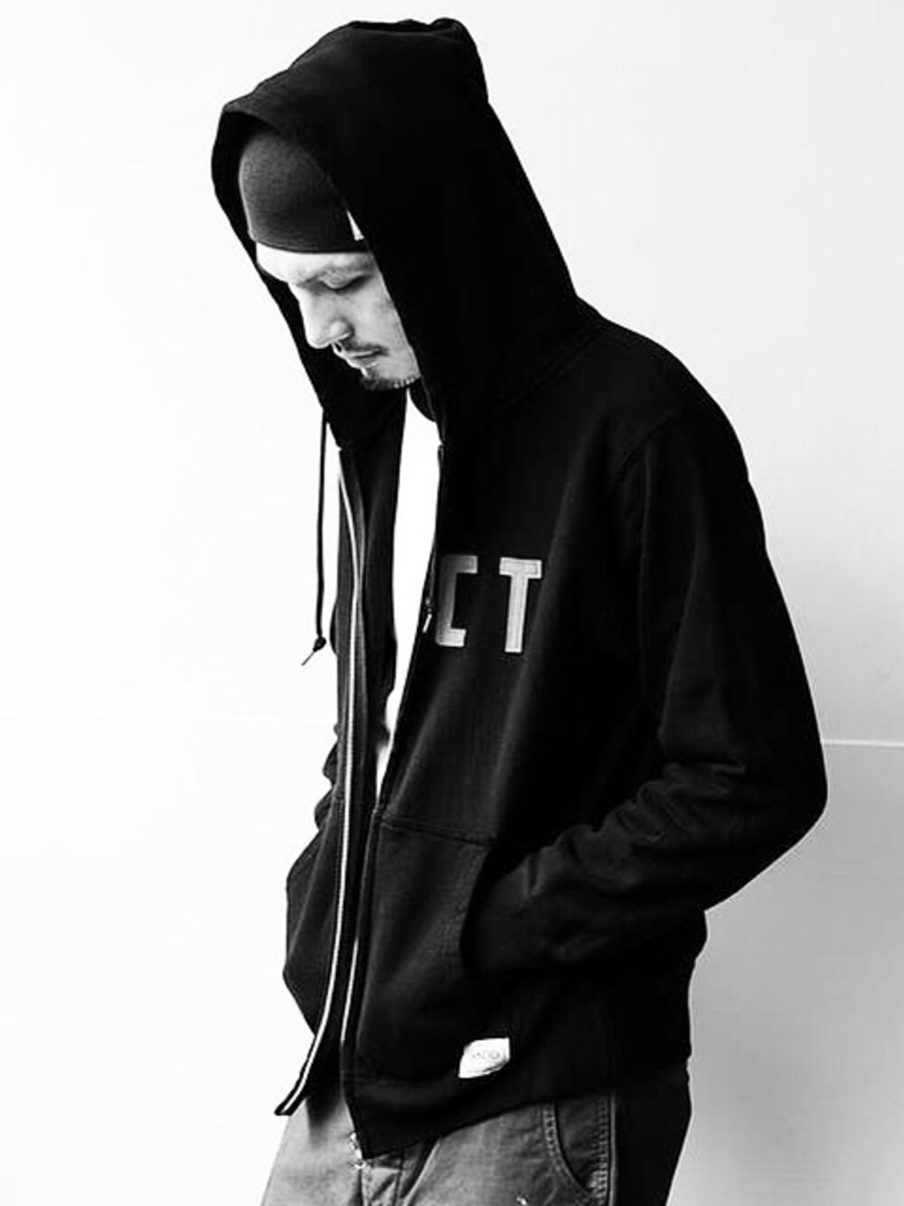 「black、vintage、Taiwan、street、simple、FUCT、FUCT SSDD、kaohsiung、undergarden 、pawn」｜「fuctのFUCT SSDD 2014F/W FUCT ZIP HOOD（その他アウター、ブラック系）」を使った、陳星申易さん（メンズ・179cm）の秋コーディネートの1枚目の写真