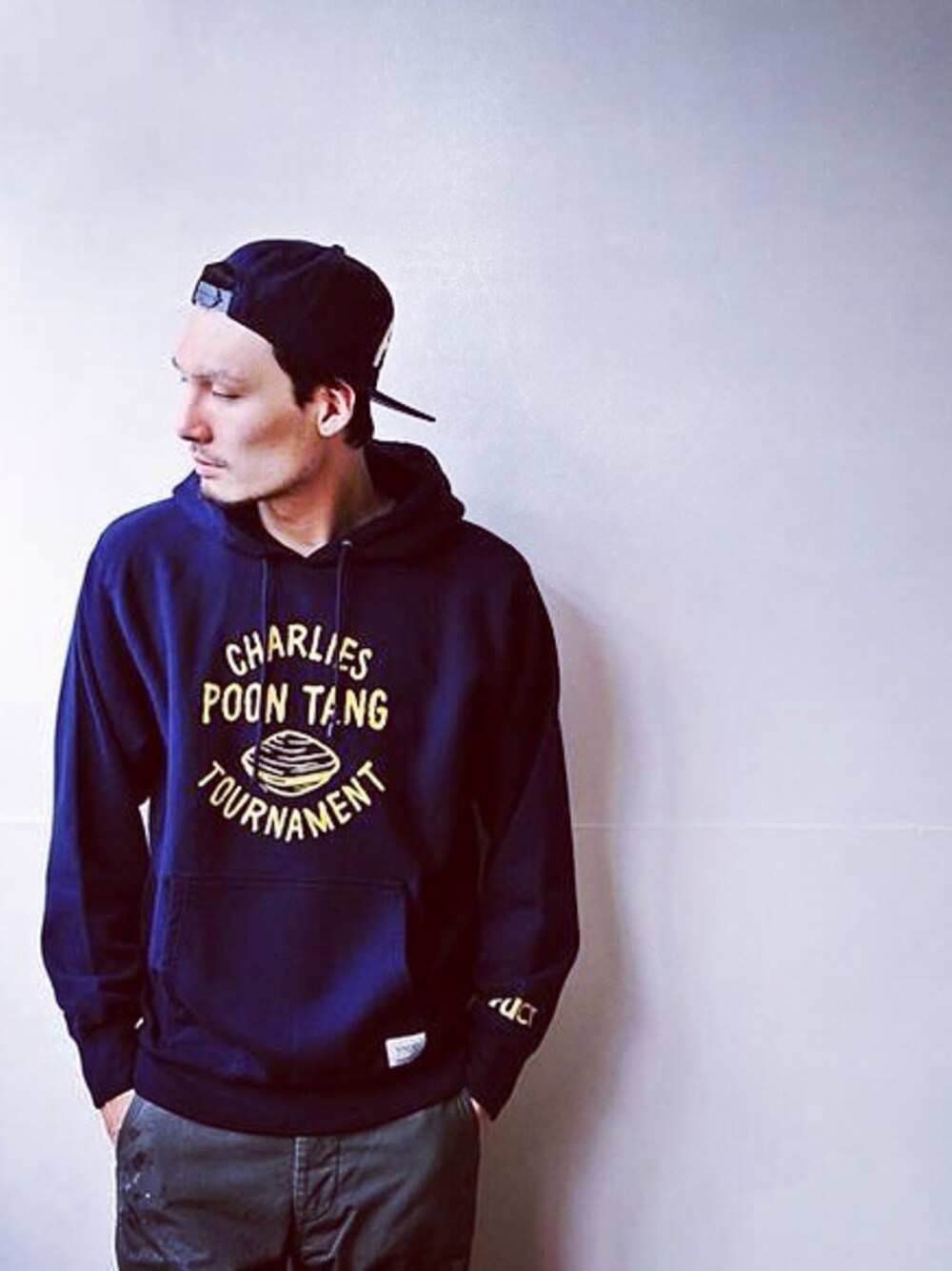 「SPORTS MIX、sporty、blue、Taiwan、street、hat、simple、FUCT、FUCT SSDD、undergarden 」｜「fuctのFUCT SSDD 2014F/W POON TANG PULLOVER HOOD （その他トップス、ブルー系）」を使った、陳星申易さん（メンズ・179cm）の秋コーディネートの1枚目の写真