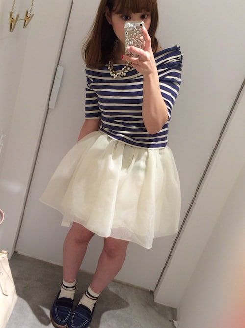 コンプレックスをあえて見えるオフショルダー