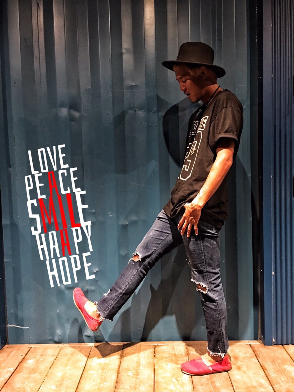 「デニム、ブラック、黒、ハット」｜「TOMSの【TOMS】 ORIGINAL CLASSICS（その他シューズ、レッド系）」を使った、Roxさん（メンズ・185cm）の夏コーディネートの1枚目の写真