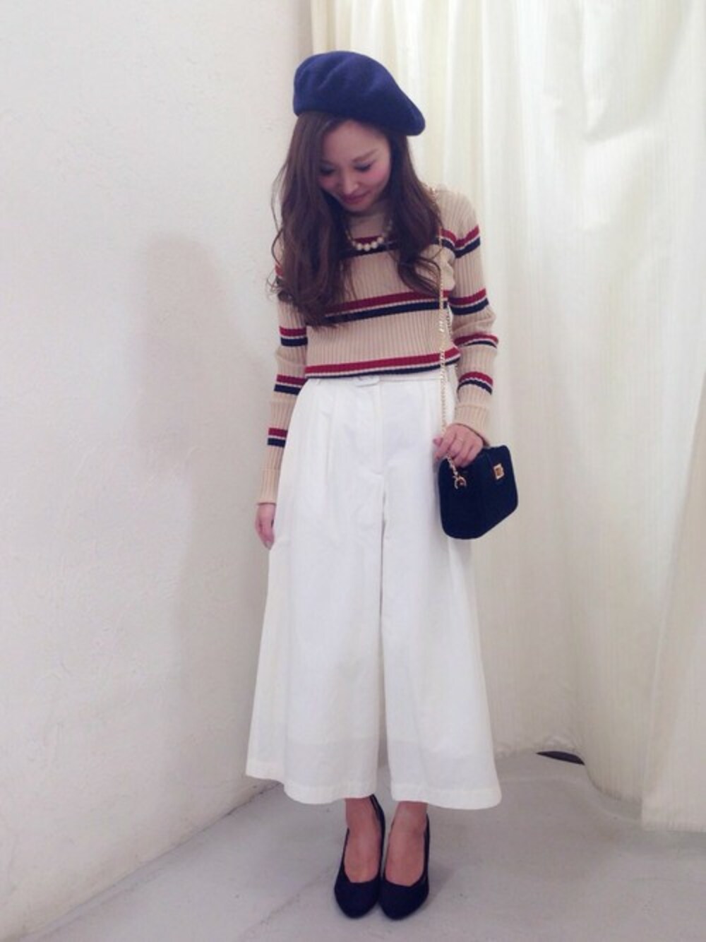 「パンプス、ボーダー、シンプル、ベレー帽、ワイドパンツ、クロップドパンツ、チェーンバッグ、ボーダートップス、ドロシーズ(DRWCYS)、DRWCYS」｜「DRWCYSのカラーパンプス（シューズ、レッド系）」を使った、reyさん（レディース・147cm）の冬コーディネートの1枚目の写真