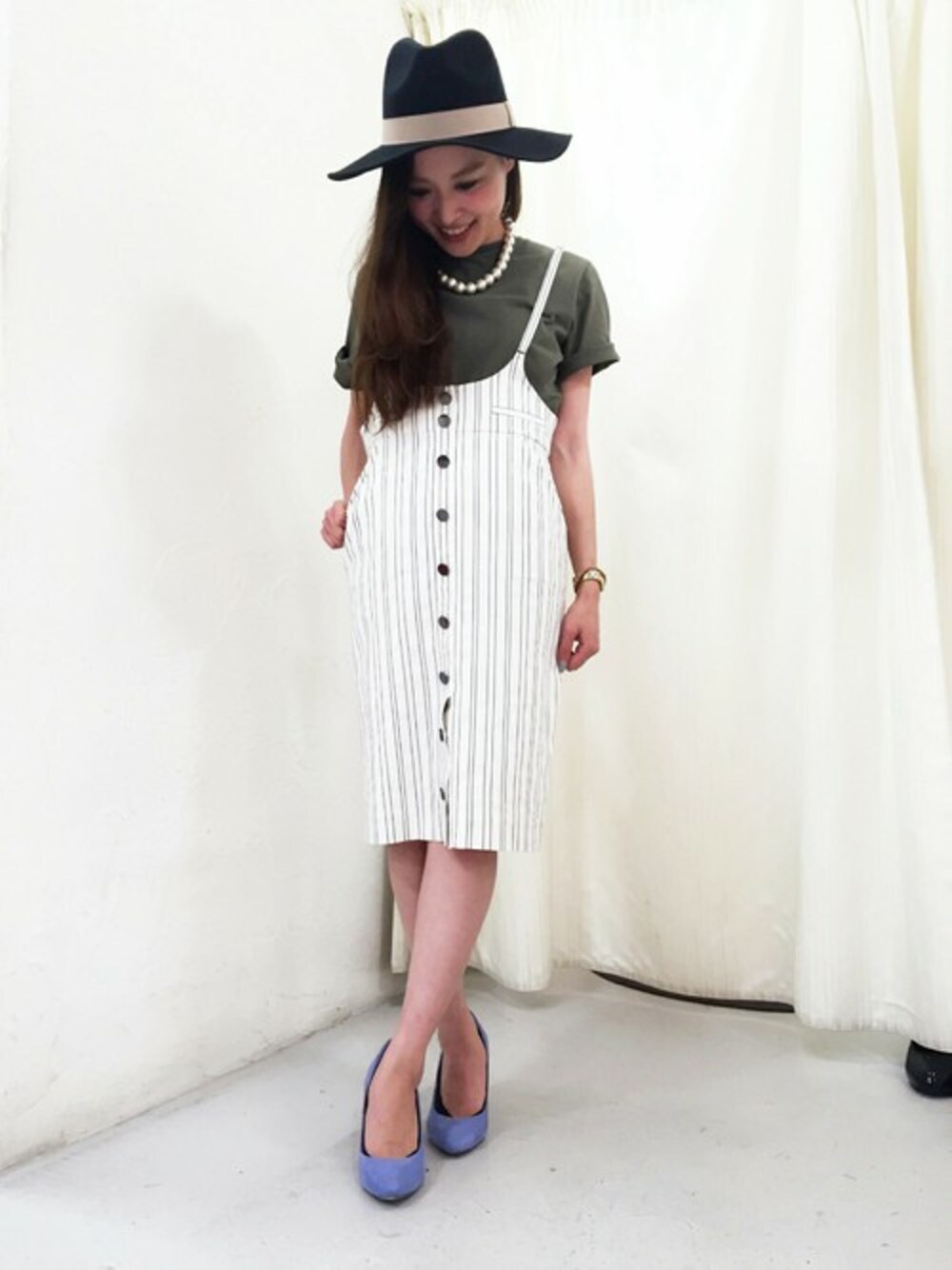 「カジュアル、Tシャツ、ペンシルスカート、ストライプ、hat、パールネックレス、ポインテッドトゥ、ドロシーズ(DRWCYS)、DRWCYS、サスペンダー付きスカート」｜「DRWCYSのBOXYコンパクトTee（Tシャツ/カットソー、グリーン系）」を使った、reyさん（レディース・147cm）の春コーディネートの1枚目の写真