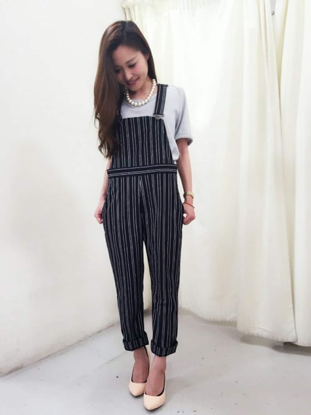 「カジュアル、サロペット、Tシャツ、クロップドパンツ、パールネックレス、ポインテッドトゥ、サックスブルー、カラーパンプス、ドロシーズ(DRWCYS)、DRWCYS」｜「DRWCYSのストライプサロペット（サロペット/オーバーオール、ブルー系）」を使った、reyさん（レディース・147cm）の春コーディネートの1枚目の写真