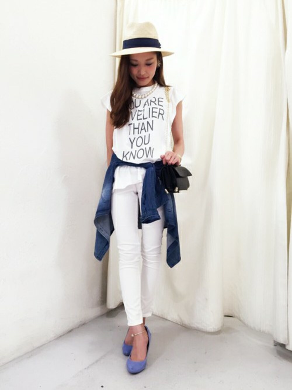 「スキニー、ショルダーバッグ、Tシャツ、ハイウエスト、デニムシャツ、ホワイトスタイル、パールネックレス、ドロシーズ(DRWCYS)、腰巻きスタイル、DRWCYS」｜「DRWCYSのハイウエスト アンクルスキニーパンツ（その他パンツ、ホワイト系）」を使った、reyさん（レディース・147cm）の夏コーディネートの1枚目の写真