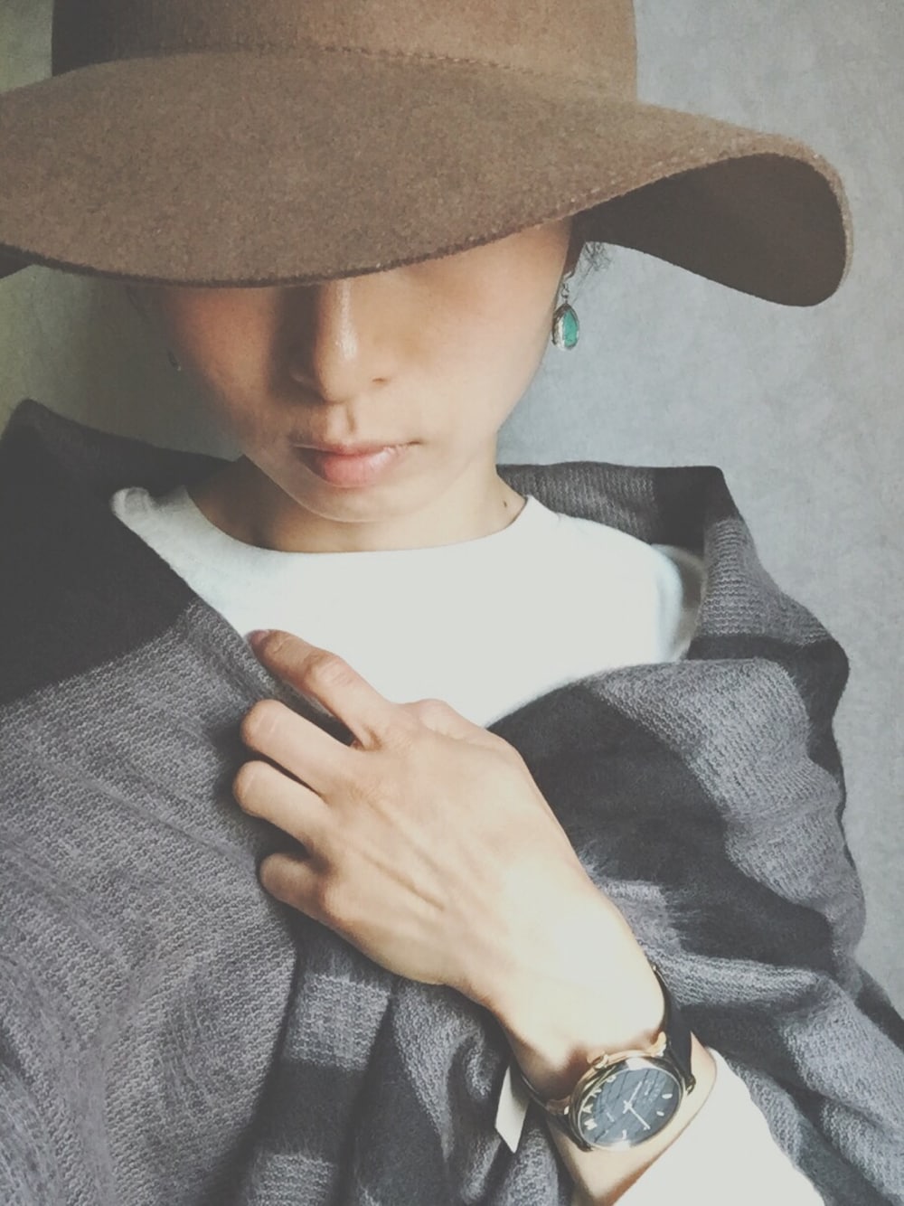 「シンプル、ストール、ママコーデ、ﾊﾝﾄﾞﾒｲﾄﾞｱｸｾｻﾘｰ、今日のコーデ、outfit」｜「DHOLICのアイテム（Tシャツ/カットソー、ホワイト系）」を使った、tinyさん（レディース・148cm）の秋コーディネートの1枚目の写真
