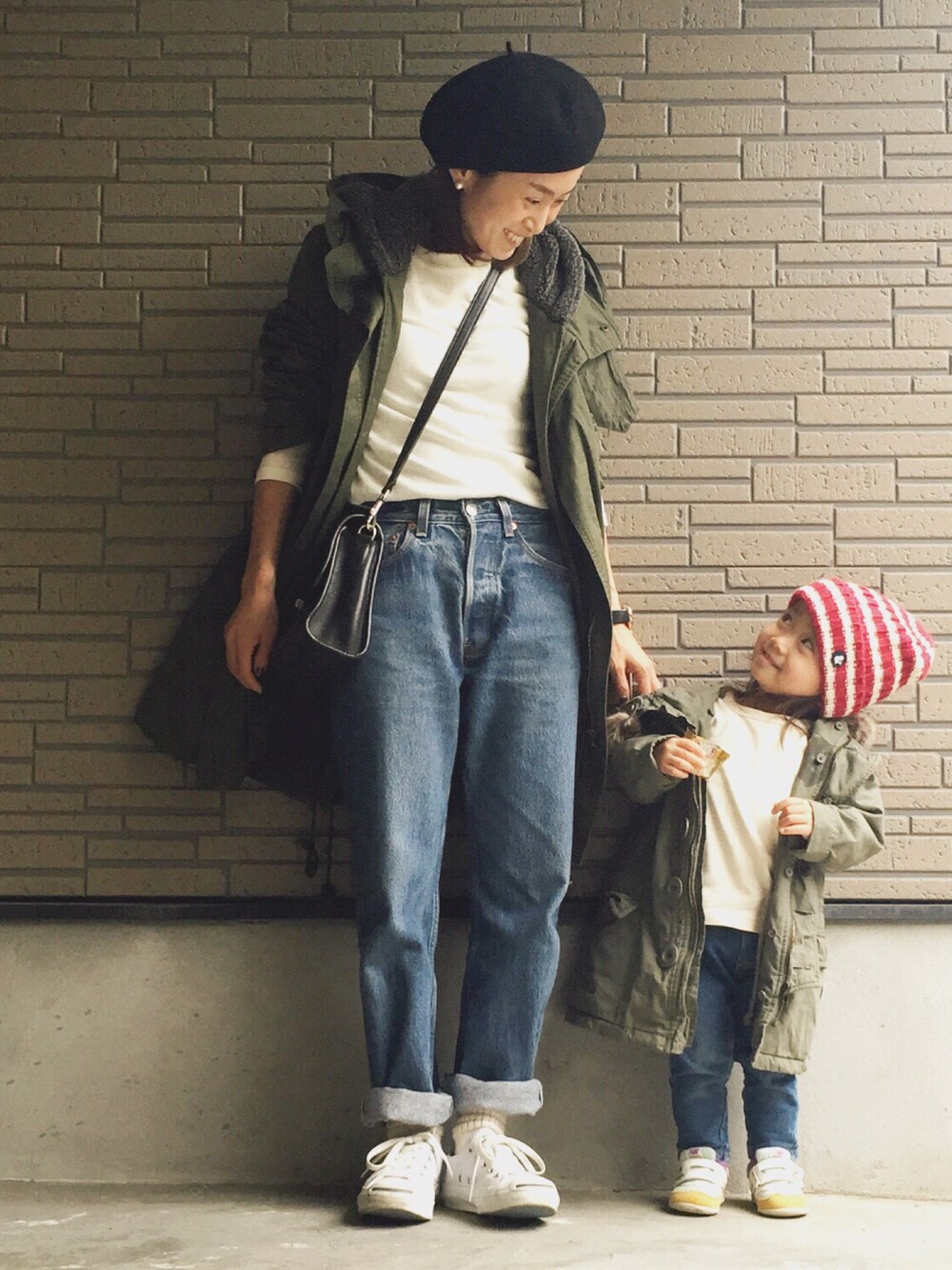 「親子コーデ、モッズコート、おそろいコーデ、娘コーデ、ママコーデ、outfit、今日のコーデ」｜「Levi'sのアイテム（デニムパンツ、ブルー系）」を使った、tinyさん（レディース・148cm）の秋コーディネートの1枚目の写真