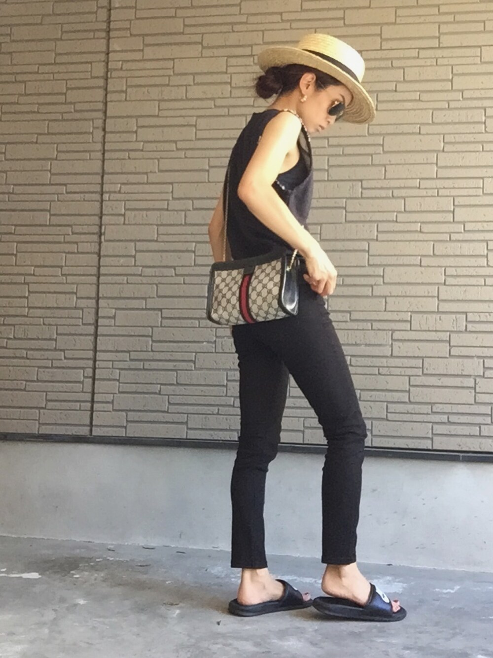 「ブラック、麦わら帽子、オールブラック」｜「GUCCIのアイテム（ショルダーバッグ、グレー系）」を使った、tinyさん（レディース・148cm）の夏コーディネートの1枚目の写真